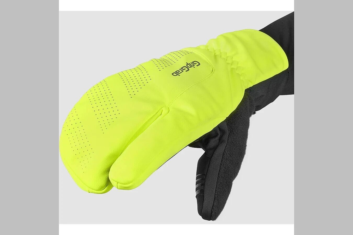 Lobster Eine Hand in einem kombinierten Fäustling und Fingerhandschuh in neongelb.